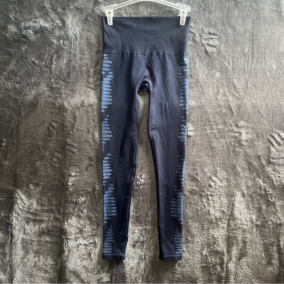 Spanx Aztec Stripe Blue Seamless Leggings Size Medium - Picture 3 of 9